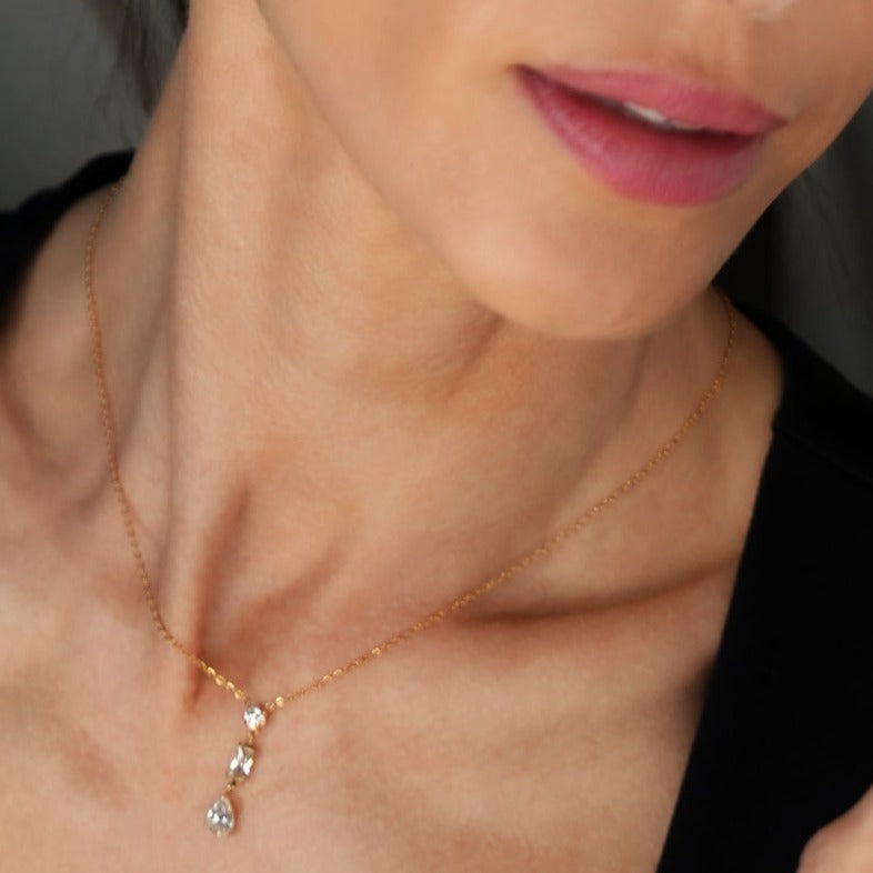 Style ROCHINA Or : Collier à pendentif avec trois breloques en zircone