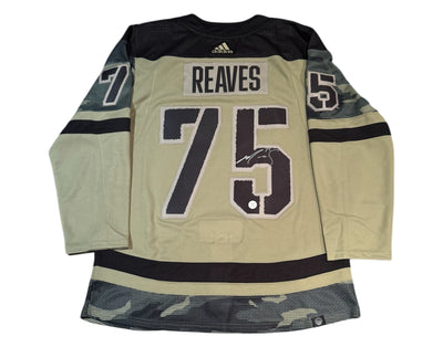 Maillot Adidas des Maple Leafs de Toronto « Salute to Service » autographié par Ryan Reaves