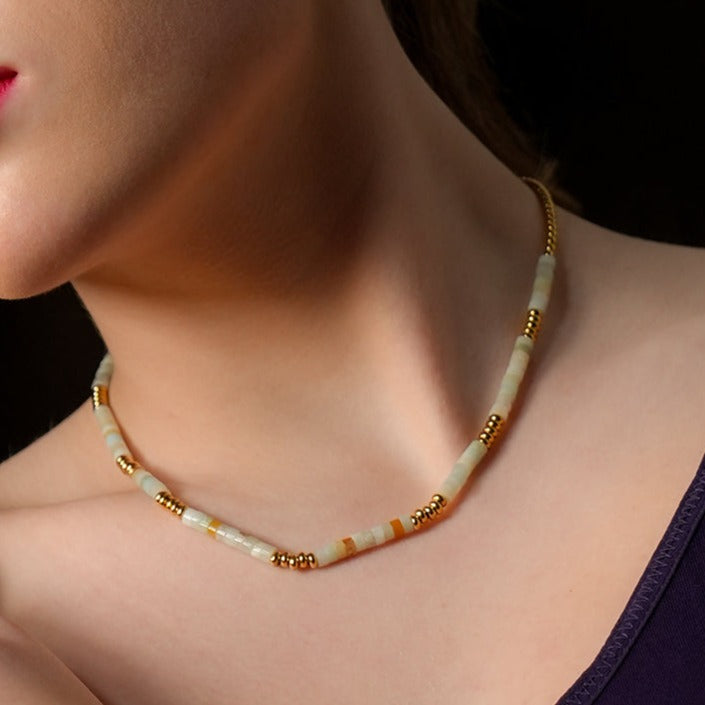 SHAZIA : Collier à chaîne combinée avec pierres d'amazonite et perles dorées