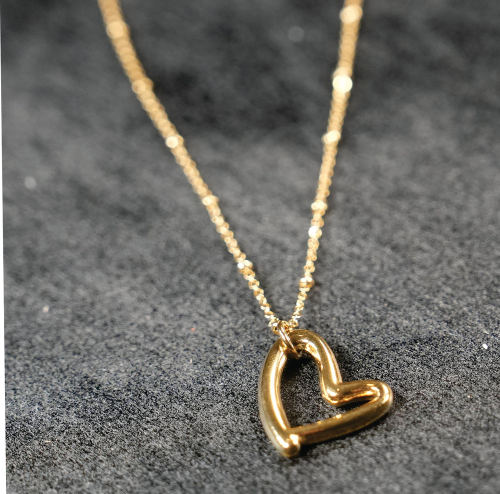 SMITTEN Or : Chaîne délicate à perles retenant un pendentif abstrait en forme de cœur