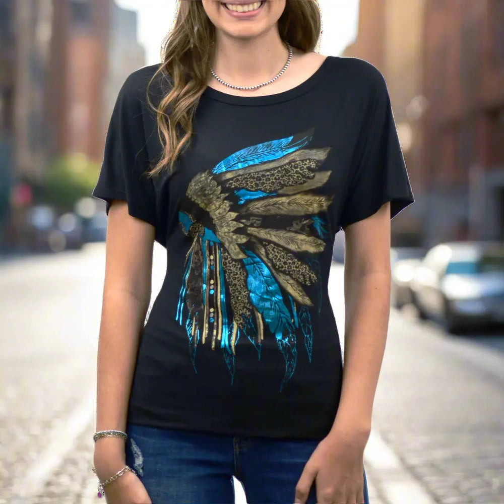 T-shirt à encolure dégagée et motif de coiffe orné de strass