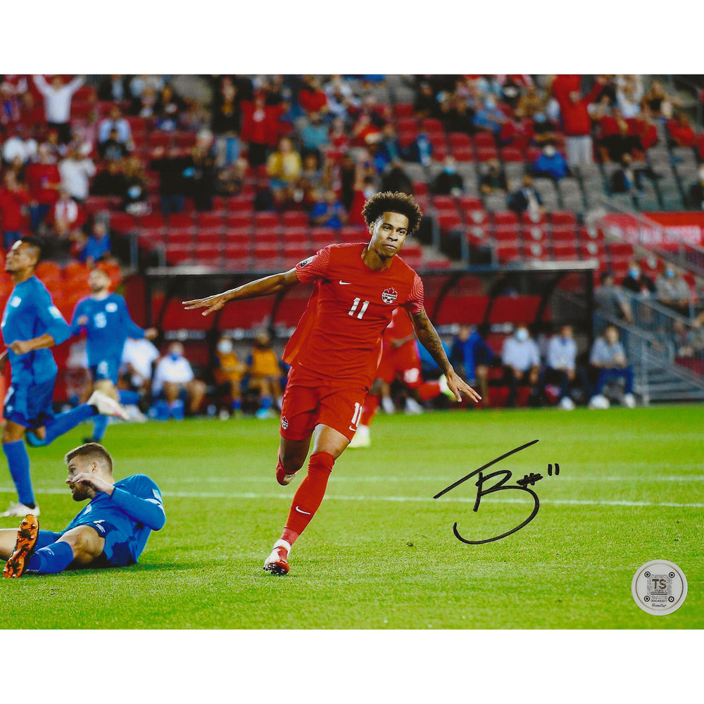 Photo 8x10 autographiée par Tajon Buchanan célébrant un but lors d'un match de l'équipe nationale masculine du Canada