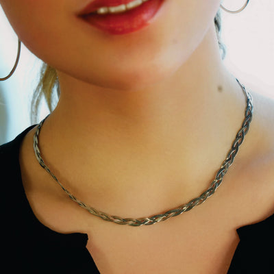 Collier TARA Or Blanc (ton argenté) : Serpent entrelacé à chevrons texturés.