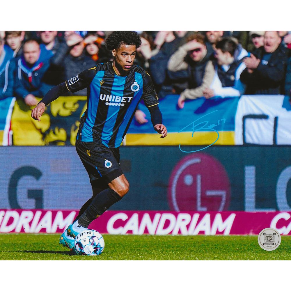 Photo 8x10 dédicacée de Tajon Buchanan dribblant (Club Bruges)