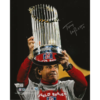 Photo 8x10 de Tony La Russa soulevant le trophée des World Series 2011 des Cardinals de St. Louis, autographiée