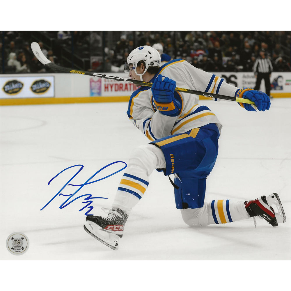 Photo 8x10 de Tage Thompson des Sabres de Buffalo, autographiée en plein tir