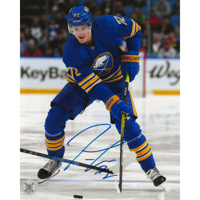 Photo 8x10 de Tage Thompson des Sabres de Buffalo, dédicacée (maniement du bâton)