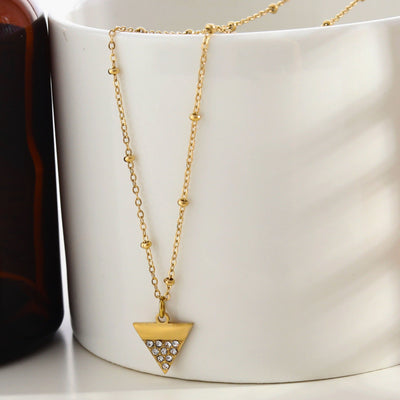 Collier URIKA à chaîne perlée avec pendentif triangle pavé de zirconias en or