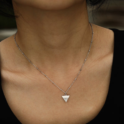 Collier à chaîne perlée URIKA avec pendentif triangle pavé de zirconias en argent