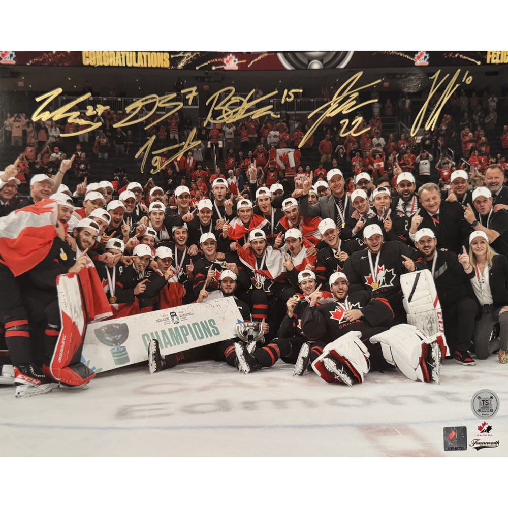 Photo 11x14 multi-signée de l'équipe du Canada Juniors 2022 célébrant la médaille d'or aux Championnats du Monde