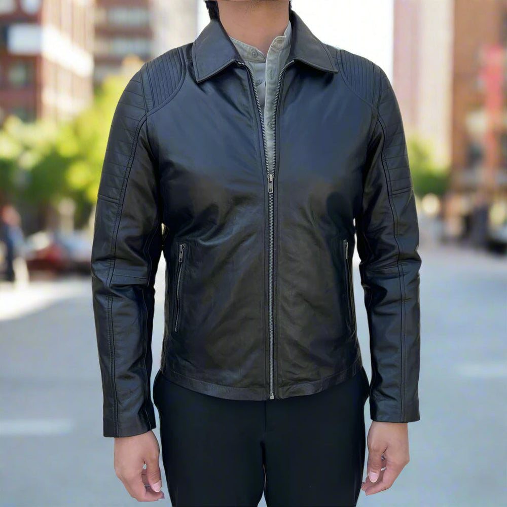 Veste en cuir de mouton pour homme. Modèle classique avec épaules matelassées et 2 poches.