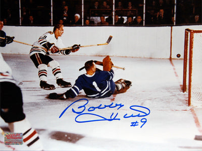 BOBBY HULL MARQUE UN BUT SUR UNE PHOTOGRAPHIE DE JOHNNY BOWER AUTOGRAPHES 8" X 10" – CHICAGO BLACKHAWKS VS TORONTO MAPLE LEAFS ARTICLE DE COLLECTION LNH (8" X 10")