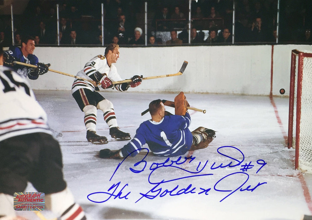 PHOTOGRAPH DE BOBBY HULL (20 X 30 CM) DÉDICACÉE AVEC JOHNNY BOWER – BLACKHAWKS DE CHICAGO C. MAPLE LEAFS DE TORONTO, OBJET DE COLLECTION LNH (20 X 30 CM)