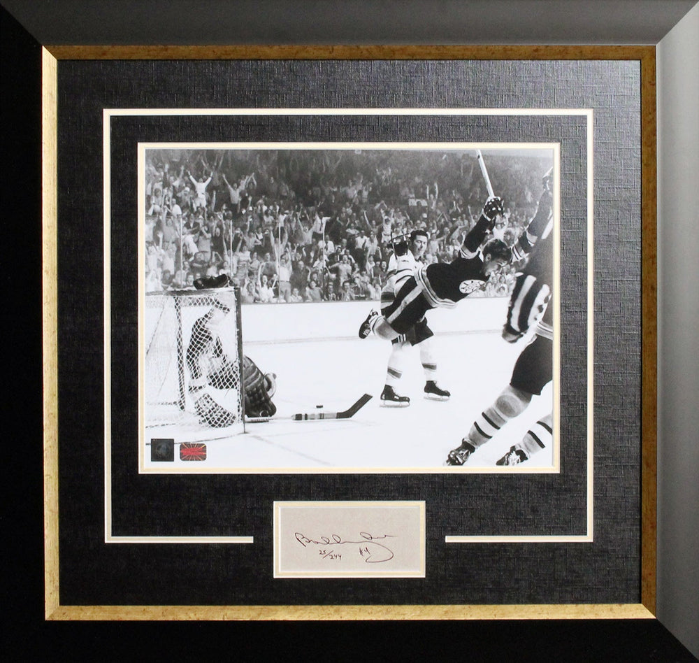BOBBY ORR LE BUT PHOTO ENCADRÉE AVEC SIGNATURE DÉCOUPÉE – ÉDITION LIMITÉE /244, PRÉSENTOIR HOCKEY BOSTON BRUINS - COA GNR (24" X 20")