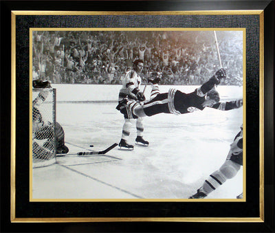 BOBBY ORR LE BUT PHOTO ENCADRÉE 11X14 – IMAGE ICONIQUE DE LA LNH, DÉCORATION MURALE HOCKEY BOSTON BRUINS (19" X 15")