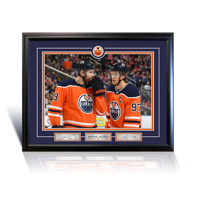 PHOTO ENCADRÉE DE MUSÉE DE CONNOR MCDAVID ET LEON DRAISAITL EDMONTON 16" X 20" OBJET DE COLLECTION – ARTICLE DE COLLECTION NHL OILERS DÉCORATION MURALE CADEAU HOMMAGE AUTOGRAPHE HOCKEY (24" X 20")