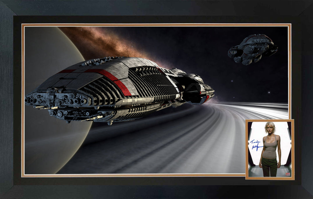TRICIA HELFER AUTOGRAPHED BATTLESTAR GALACTICA SPACESHIP FRAMED COLLECTOR DISPLAY – PHOTO SIGNÉE PAR NUMBER SIX, DÉCORATION MURALE SCI-FI (38,5 PO PAR 28 PO)