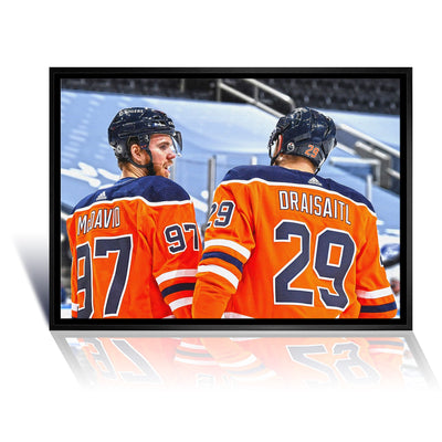 CONNOR MCDAVID ET LEON DRAISAITL EDMONTON OBJET DE COLLECTION ENCADRÉ – TOILE DÉCORATIVE MURALE L'HOMMAGE AUX FANS DE HOCKEY, UN CADEAU EN SOUVENIR SOUS LICENCE OFFICIELLE DE LA LNH (31,5" X 22,5")