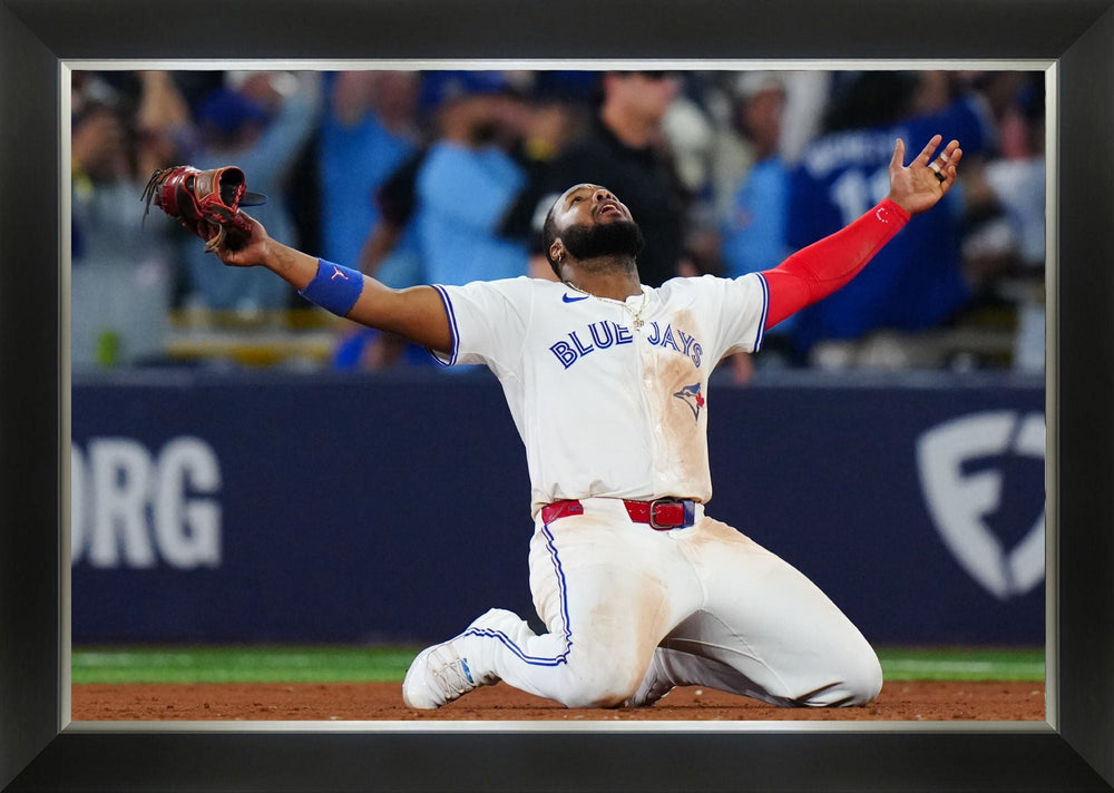 VLADIMIR GUERRERO JR. CÉLÉBRATION ALCS 2025 – TOILE MURALE ENCADRÉE DU BASEBALL DES BLUE JAYS DE TORONTO - 33,5" X 23,5"