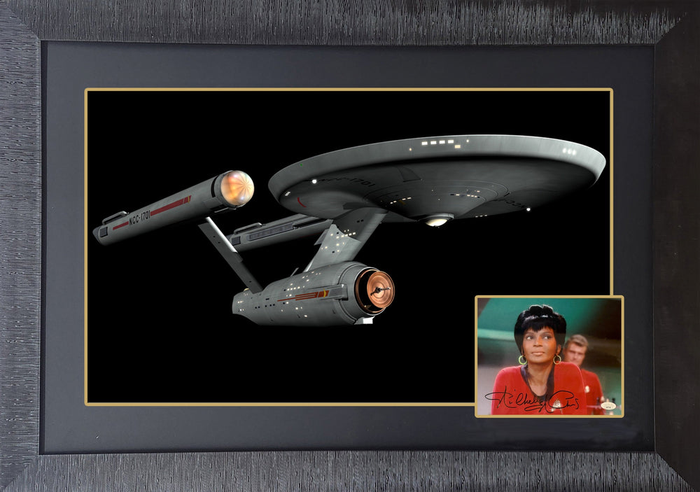 NICHELLE NICHOLS EN LIEUTENANT UHURA, CADRE AVEC VAISSEAU ENTERPRISE (38" X 28") – ART MURAL DE COLLECTION AVEC AUTOGRAPHE ENCADRÉ