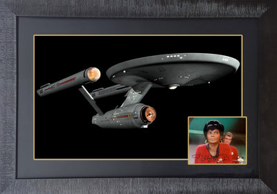 NICHELLE NICHOLS EN LIEUTENANT UHURA, CADRE AVEC VAISSEAU ENTERPRISE (38" X 28") – ART MURAL DE COLLECTION AVEC AUTOGRAPHE ENCADRÉ