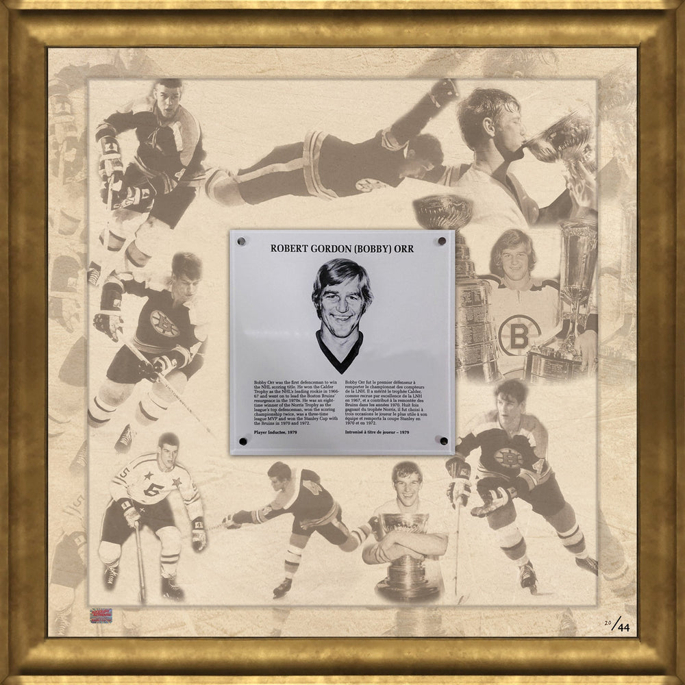 PLAQUE DE COLLECTION HISTORIQUE BOBBY ORR – ÉDITION LIMITÉE NON SIGNÉE /44 – CADRE D'EXPOSITION COLLAGE DE MUSÉE (27" X 26.5")