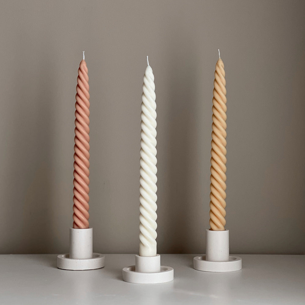 Grande bougie conique torsadée en cire de soja : Décoration pastel faite à la main