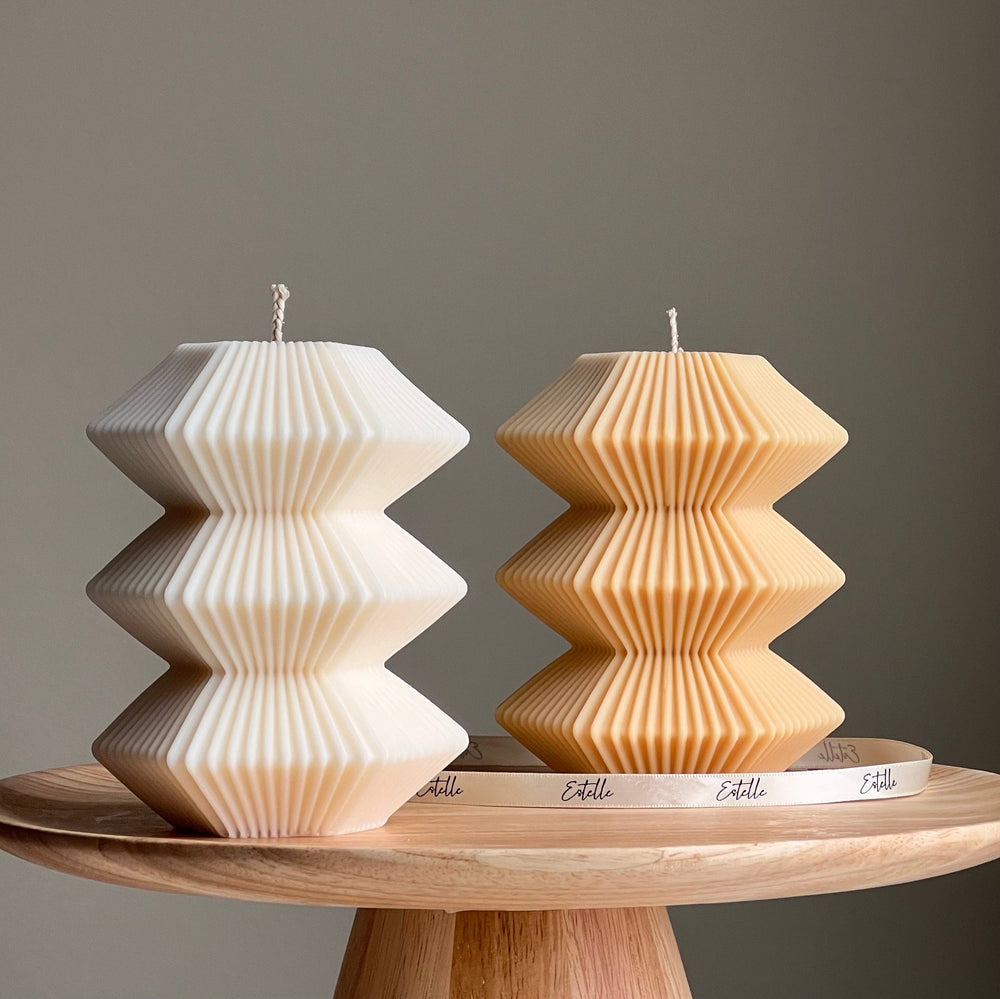 Grande bougie hexagonale striée : Pilier en cire de soja fait main
