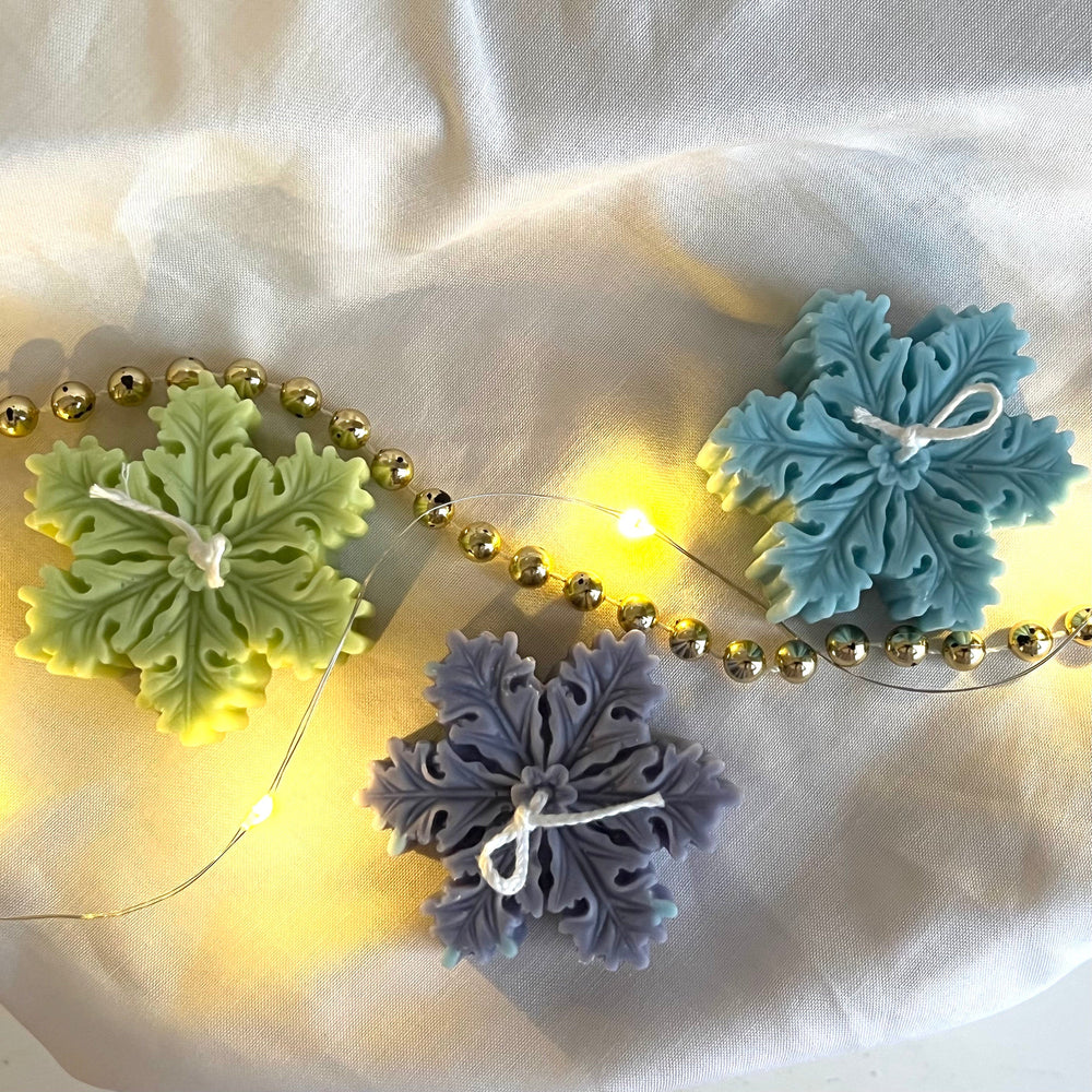 Bougie de Noël flocon de neige en soja coulée à la main : Décor festif
