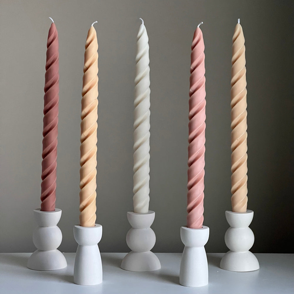 Grande bougie conique torsadée en cire de soja : Décoration pastel faite à la main