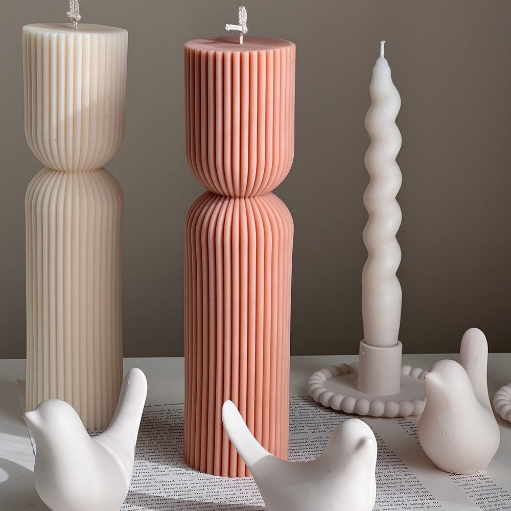 Bougie Pilier Sablier Nervurée : Bougie en Soja Sculpturale Rayée