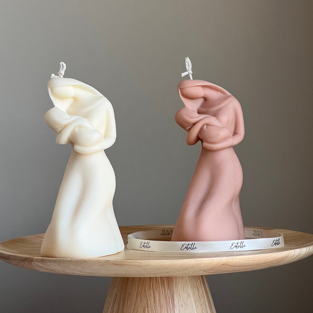 Bougie pilier sculpturale Mère et Enfant en cire de soja coulée à la main