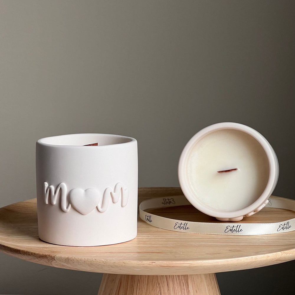 Bougie artisanale en cire de soja : Récipient en Jesmonite, Mèche en bois - Pot pour Maman
