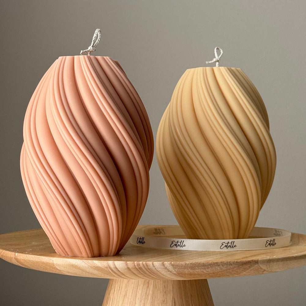Bougie haute en cire de soja coulée à la main et torsadée : Décoration artistique sculpturale