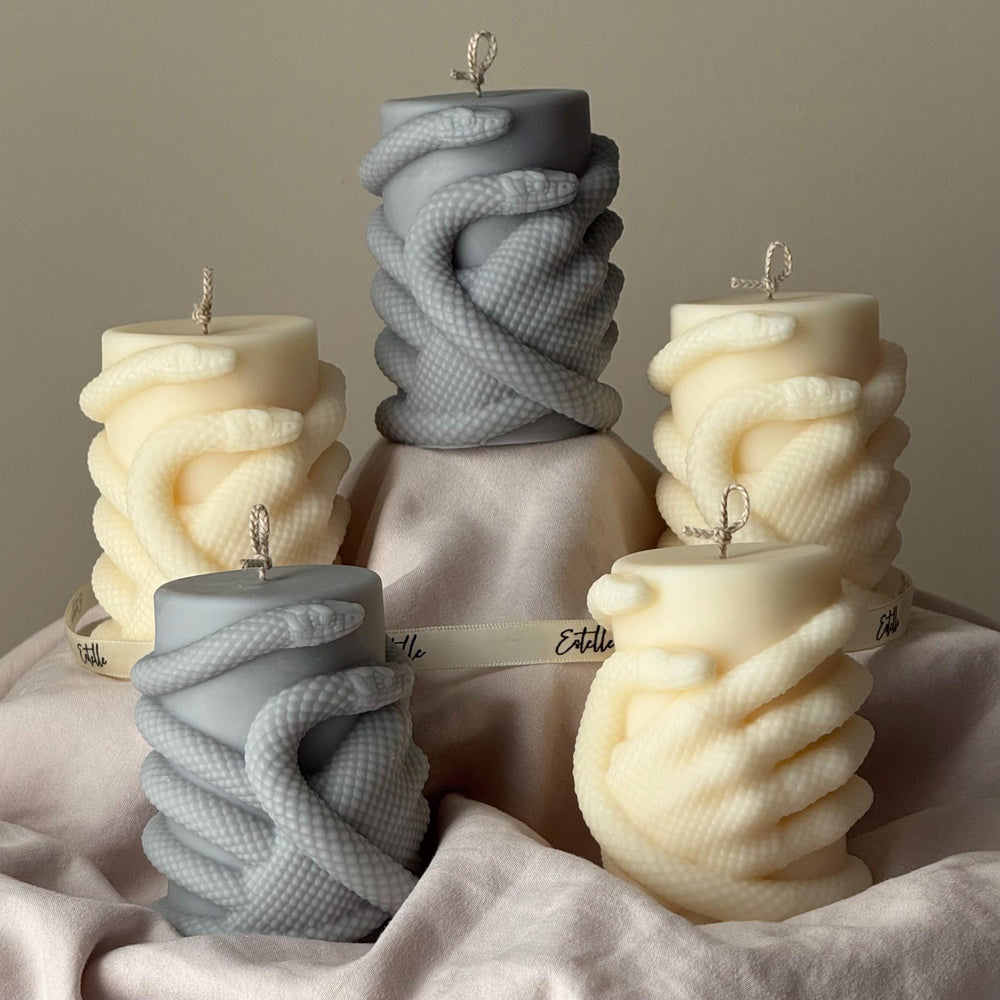 Bougie Pilier Main Serpent : Bougie Design Serpent, Décor Mystique, Accent Gothique pour la Maison