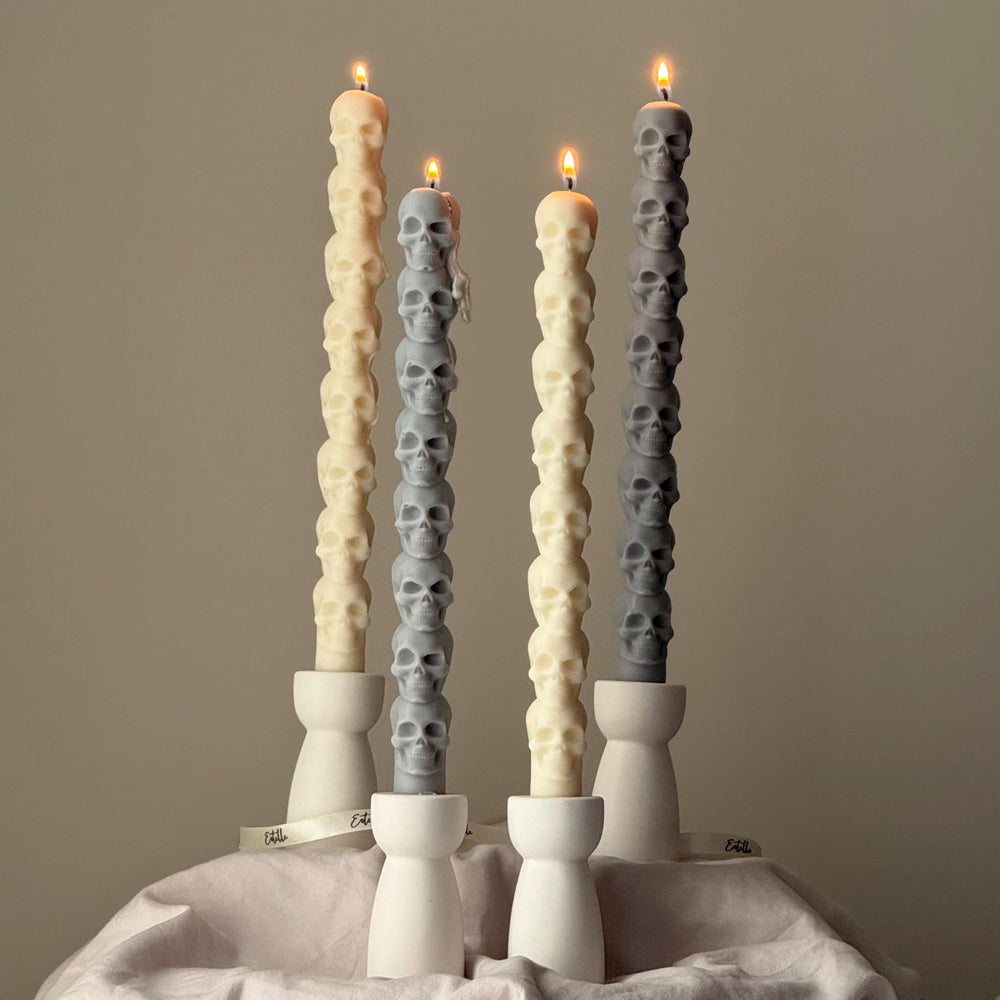Bougie conique en cire de soja coulée à la main en forme de crâne : Décoration d'Halloween