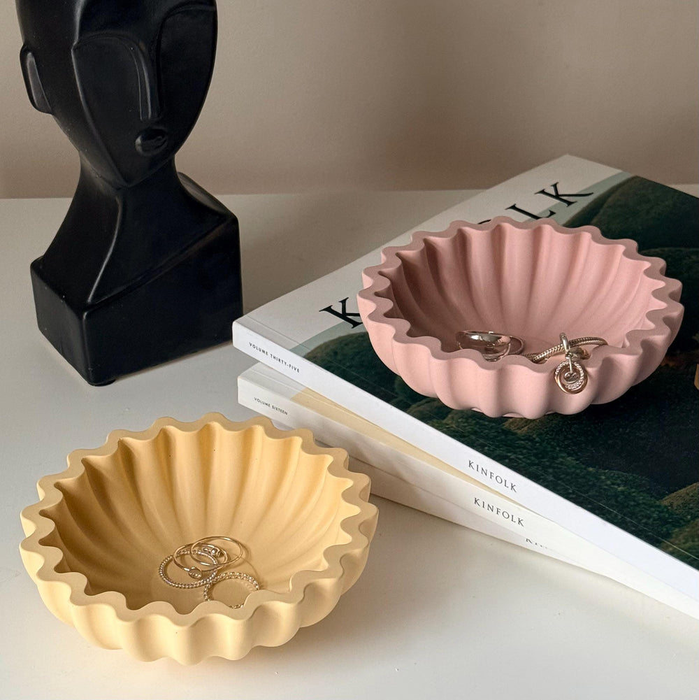 Plateau géométrique plissé en Jesmonite | Vide-poche sculptural