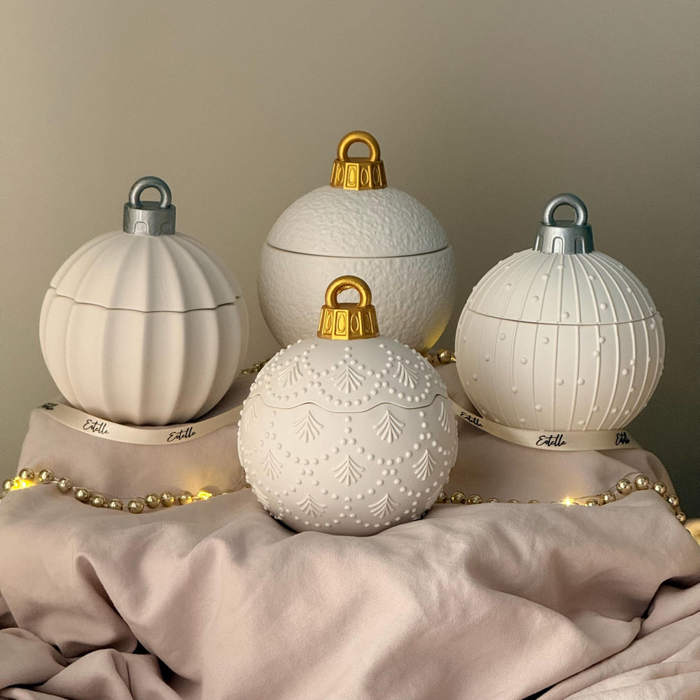 Énorme Boule de Noël Ornementale – Décoration de Fête Sculpturale, Bougie Artisanale en Cire de Soja