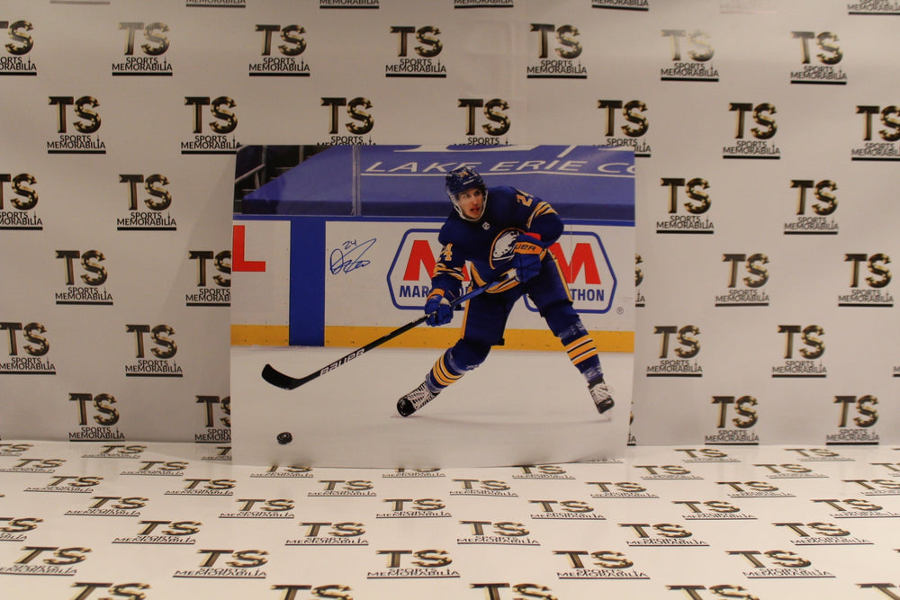 Photo 16x20 autographe de Dylan Cozens, Sabres de Buffalo, en pleine action