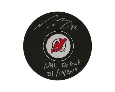 Palet de hockey Nathan Bastian autographié des Devils du New Jersey, modèle autographié, avec inscription « NHL Debut 01/19/2019 »