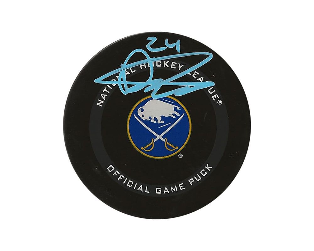 Palet de match officiel des Buffalo Sabres, autographié par Dylan Cozens