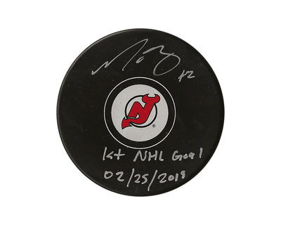 Palet de hockey Nathan Bastian autographié des New Jersey Devils, modèle autographié, sur lequel est inscrit « 1st NHL Goal 02/25/2019 »