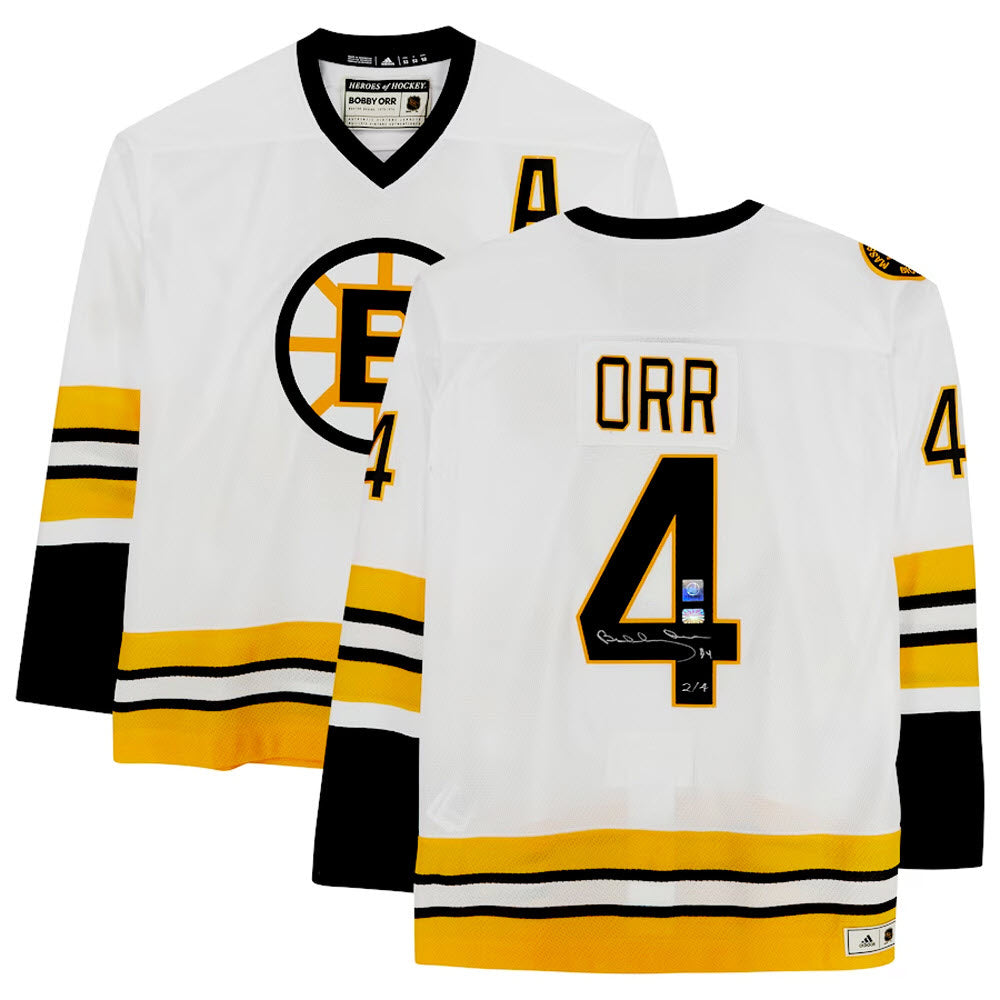 MAILLOT ADIDAS BLANC AUTOGRAPHÉ DE BOBBY ORR DES BRUINS DE BOSTON – ÉDITION LIMITÉE 2/4 – CERTIFICAT D'AUTHENTICITÉ GNR (TAILLE L OU XL)