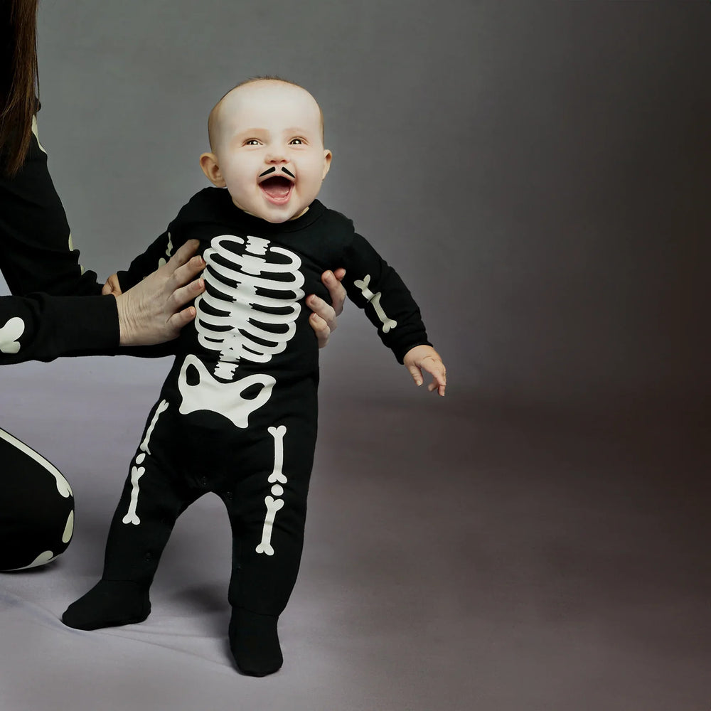 Combinaison pyjama squelette phosphorescent sur fond noir | Petit Lem