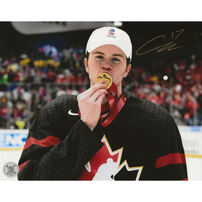Connor McMichael Photo 8x10 autographiée - Équipe Canada, Mondiaux Juniors 2020, mordant la médaille d'or