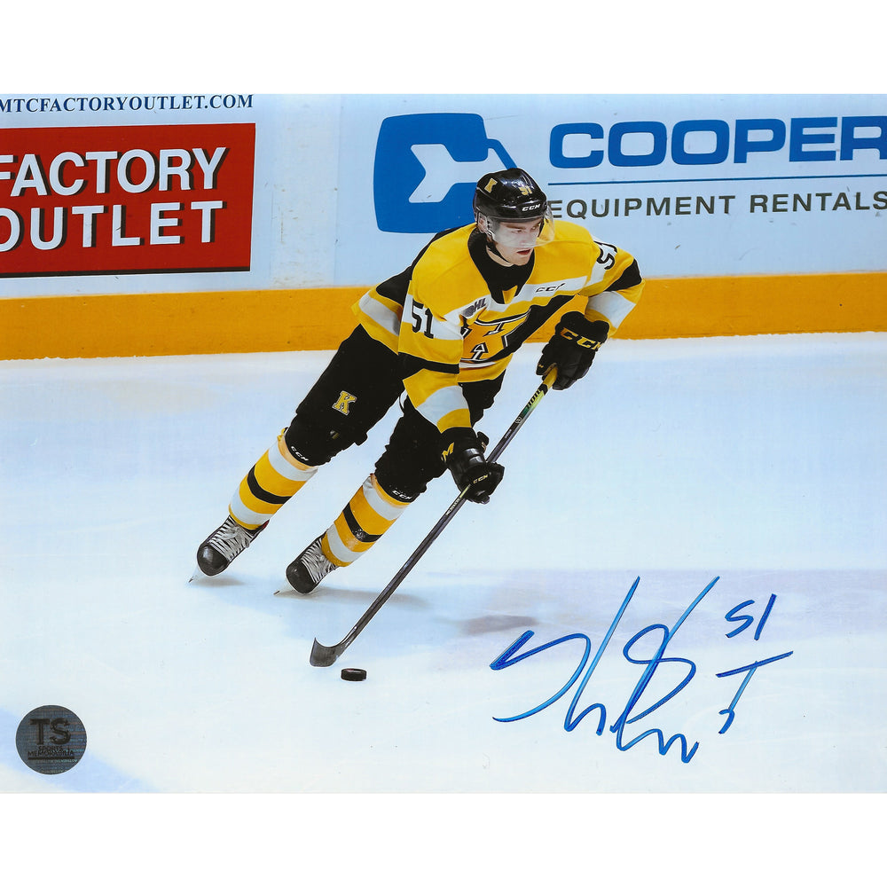 Photo 8x10 de Shane Wright des Kingston Frontenacs en action avec la rondelle, autographiée