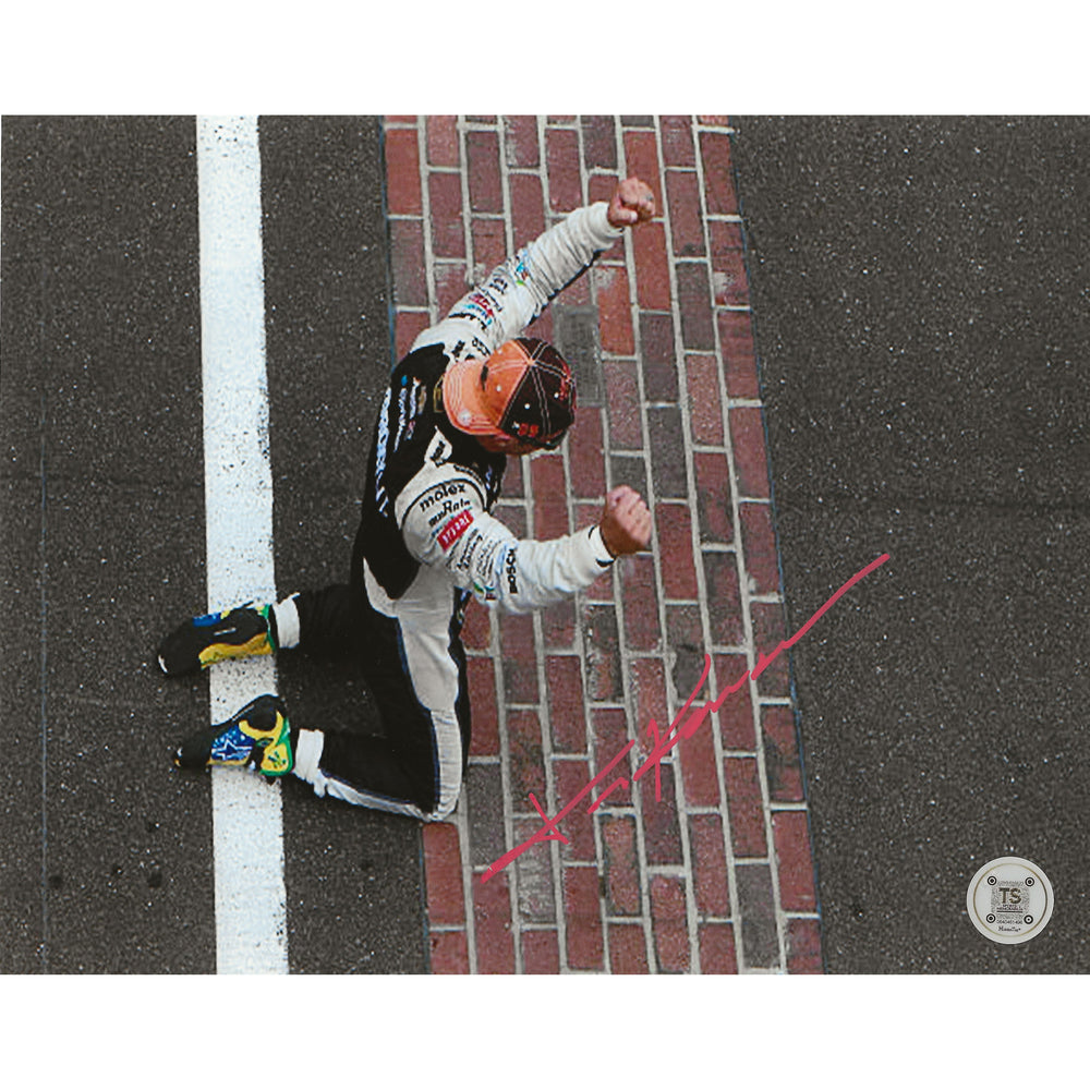 Photo dédicacée 20x25 cm de Tony Kanaan célébrant la ligne d'arrivée des 500 miles d'Indianapolis