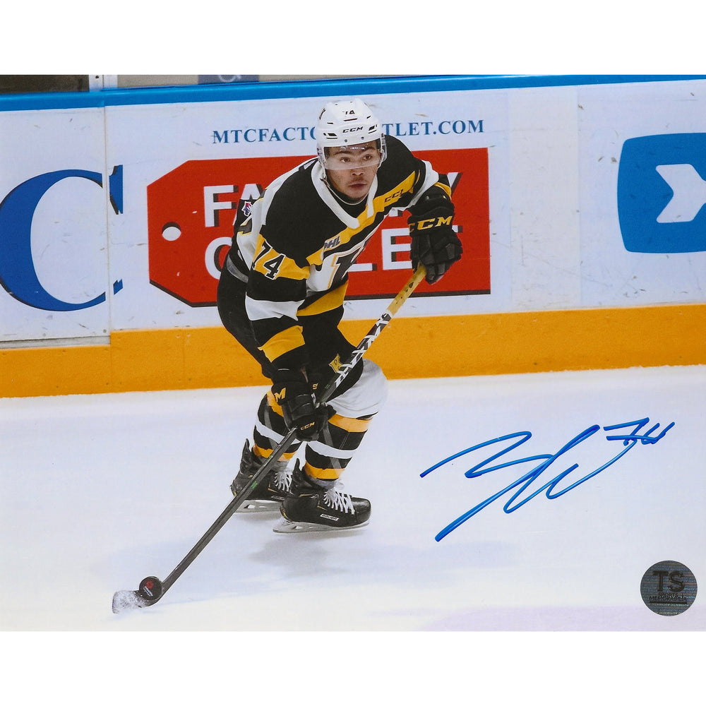 Photo 8x10 de Zayde Wisdom des Kingston Frontenacs patinant avec une rondelle, autographe