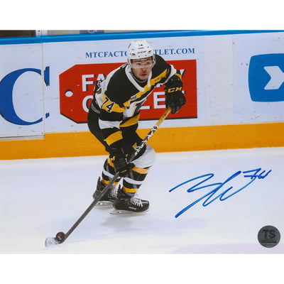 Photo 8x10 de Zayde Wisdom des Kingston Frontenacs patinant avec une rondelle, autographe